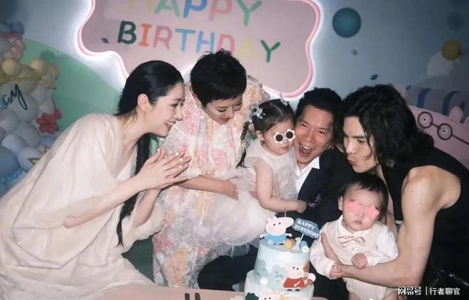 给钱向佐带娃有时异地但豪门日子藏不住了PG电子麻将胡了2郭碧婷手撕谣言：婆婆(图8)